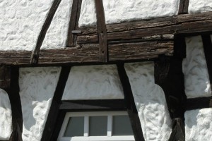 Im Buchauer Städtchen kann man auch altes Fachwerk sehen, wei zum Beispiel das Badhaus.
