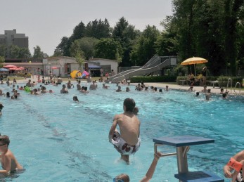 Im Sommer ist das Bad Buchauer Freibad immer gut besuch. jung und alt genießen das feucht fröhliche Vergnügen.