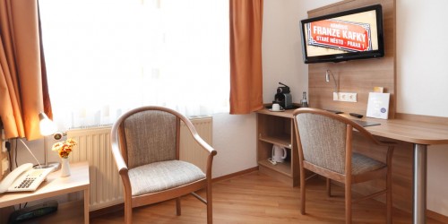 Komfort Einzelzimmer mit großem Fernseher im Hotel Pension Stern Bad Buchau.