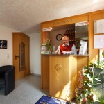 Inhaber, Chef und Seele des Hotel Pension Stern in Bad Buchau in der geöffneten Rezeption